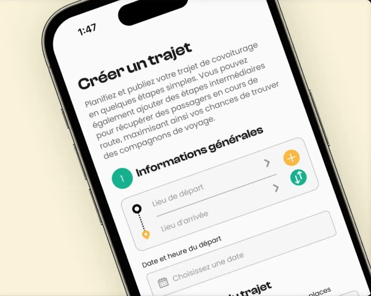Gros plan d'un téléphone affichant une application mobile sur fond crème